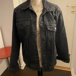 Jeans jacka  - Jeans jacka från ginatricot, bra skick, använd någon enstaka gång. (Oversize)