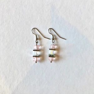 Handmade örhängen av glaspärlor - Ett par örhängen av glaspärlor som jag har tillverkat själv. De skimrar och glittrar. Fraktsätt kan diskuteras. 