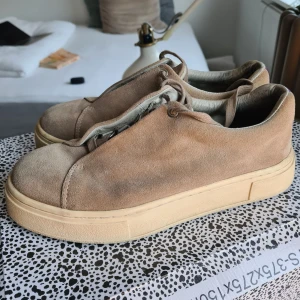 Eytys Doja Beige - Beige suede Eytys Doja i strl40. Kommer med dustbag.