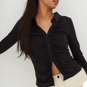 Topp - Säljer denna svarta topp från zara. Kommer inte till användning längre!💛