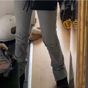 Zara jeans med slits - Säljer mina zara jeans i grå eftersom att dom inte kommer användning längre💕
