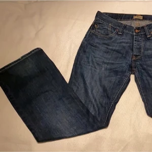 Jack and Jones vintage jeans - Säljer vidare dessa Jack and Jones flared vintage jeans från Plick, då de tyvärr var för stora för mig som vanligtvis bär 34-36! Jag är 166 cm. (2 första bilderna lånade). Hör av er vid frågor osv ❣️