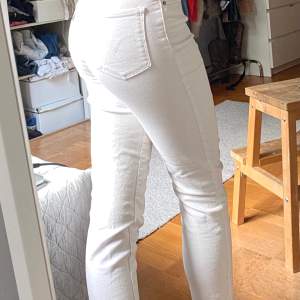Vita jeans från Levis Aldrig använda Storlek 25 (brukar ha ca 27) funkar på XS/S