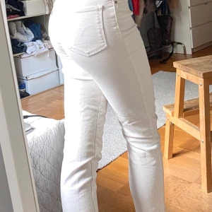 Levis jeans - Vita jeans från Levis Aldrig använda Storlek 25 (brukar ha ca 27) funkar på XS/S