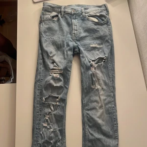 Ripped Jeans - Relativt små byxor. Skulle inte rekomendera att köpa de om du är längre än 175cm. Säljer eftersom jag växte ur dem. Kan mötas i Borås annars betalar köpare för frakt👍🏽