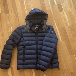 Herr Colmar vinterjacka - S - En väldigt fräsch vinterjacka, knappt använd och jag skulle säga att den är i nyskick. Inga hål eller skador överhuvudtaget.