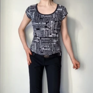 T-shirt med tryck  - T-shirt med namn på olika städer. Köpt second hand.