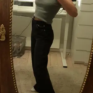 Svarta wide leg jeans från WEEKDAY. Nästintill nyskick. Tyvärr för stora för mig. Storlek 27/34.  Självklart kan fler bilder skickas. Skriv pm vid intresse!💞