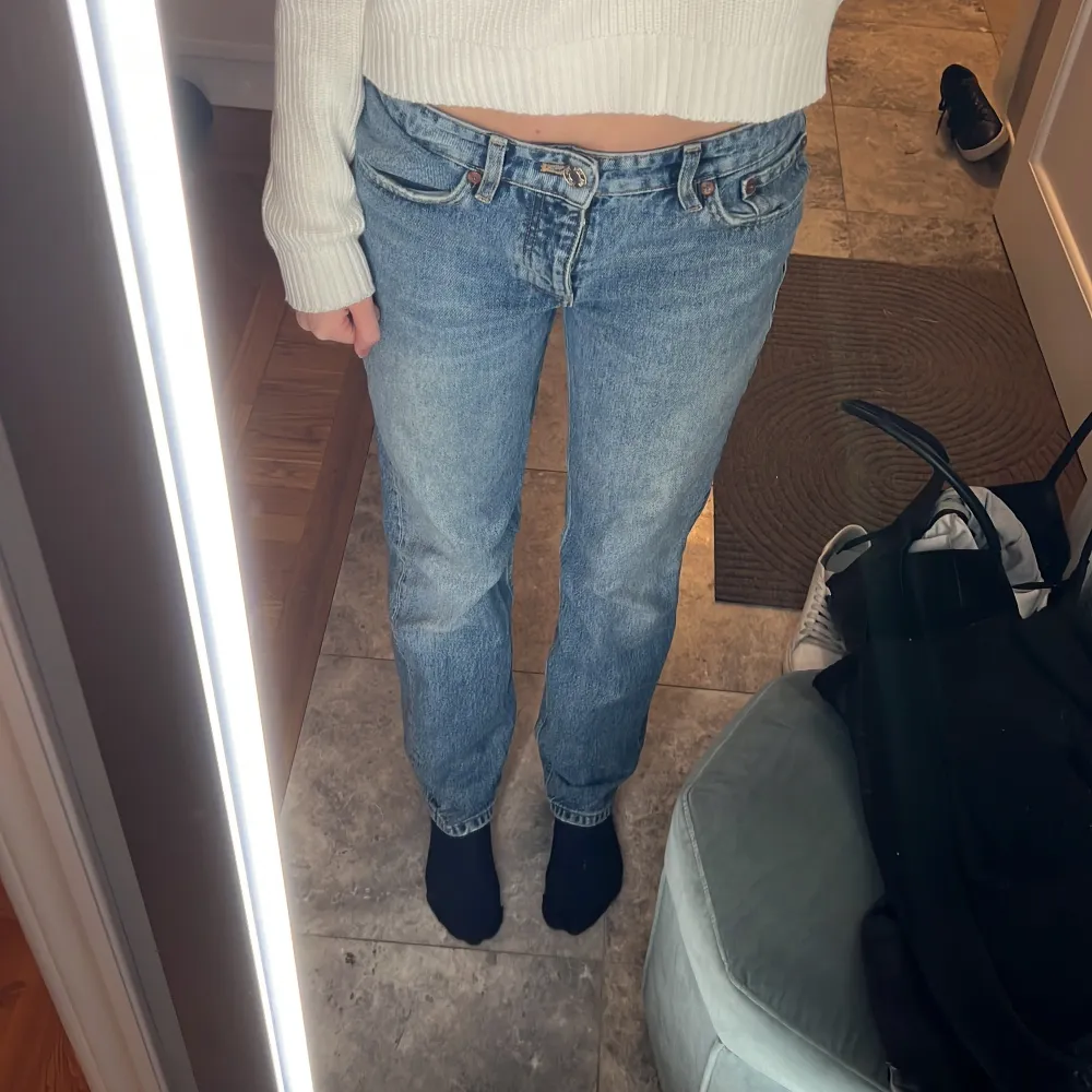 Säljer dom för att dom inte riktigt är i min stil❤️dom är low waist str:36 använda några gånger men i super bra skick. Jeans & Byxor.