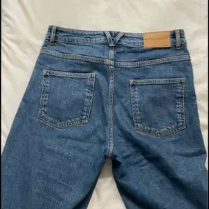 Säljer dessa jeans från Carin Wester pga passar ej längre. Superfina och sköna! Använda, i väldigt gott skick.  Strl 40, rak modell. Material: 99% bomull 1 % elastan.
