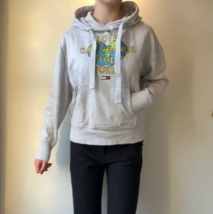 Tommy Hilfiger hoodie  - Hoodie från Tommy Jeans. Bra skick.