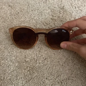 Fake dior solglasögon!!!!!! - Hej! Jag säljer ett par dior kopior som solglasögon!  Dom är jätte fina i färgen beige rosa!❤️