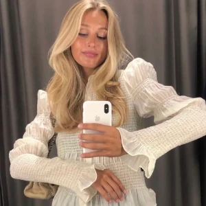 Populär skjorta  - Krämvit skjorta i storlek 36. Använd en/ max två gånger och som ny. 250kr + frakt 