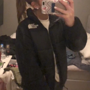 The North Face  - Säljer min The North Face jacka då den inte kommer till användning längre. Modellen är ”Himalayan Insulated Jacket W”. Köpt för 2400kr säljer för 1500kr, PRISET KAN DISKUTERAS VID SNABB AFFÄR! Köparen står för frakten.