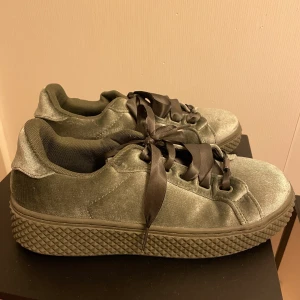 Skor i grön sammet - Oanvända sjyssta skor i grön sammet med  skosnören i siden säljes :)