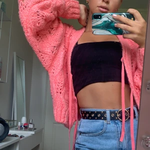 Rosa kofta - Okej skick, väldigt fin att ha stäng också med knutna rosetter 🎀 