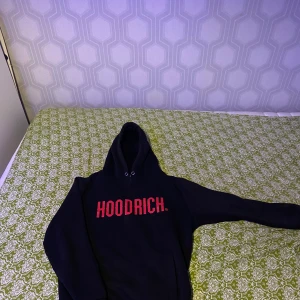 Hoodrich tröja  - Blev för litet för mig. Den är Large men är som M. Jätte skönt och är bra för vintern eftersom den är fleece.
