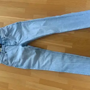 Jeans från neuw helt oanvända  Storlek: 32/32 Regular straight fit 