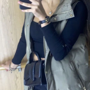 Zara Väst - Denna väst är köpt i våras från Zara för 559kr. Jag har endast använt den Max 7 gånger men har ingen användning av den längre. Den är beige/grön. Det är storlek Xs men den passar S lika bra för den är lite stor i storleken.