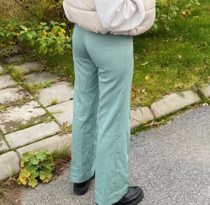 Gröna kostymbyxor  - Säljer dessa superfina byxor från Madlady dom är i nyskick och normalt inte skrynkliga, har bara inte strukit dom, bara att skriva för fler frågor [ kostar vanligtvis 600kr på webbsidan ]