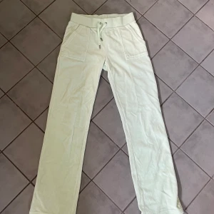 Juciy couture  - Jag säljer hela mitt mintgröna sett från juciy couture. Jag har använt det en gång, så det är som nytt. Jag köpte det på NK för 2300kr Säljer hela setet för 1300kr 💕