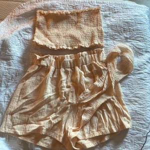 Sommar sett - Ett sett med shorts och en topp. Med kommer ett band som jag inte listat ut än vad de ska va till. Aldrig använt.