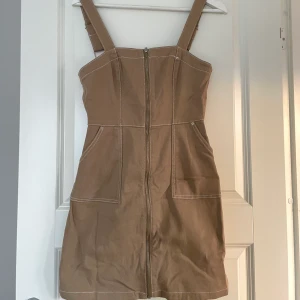 Klänning - Snygg klänning! Knappt använd så den är i bra skick!🥰