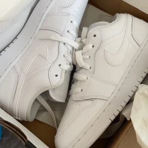 Jordans  - Air jordans 1 low i storlek 37,5 oanvända beställde dem här i somras och har ej använt dem, 