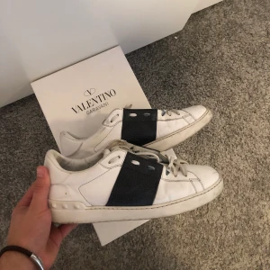Valentino Skor  - Valentino Calfskin Open skor. Allt tillkommer kvitto, dustabags o låda. Byten kan vara intressant. Hör av dig vid frågor eller funderingar 😊