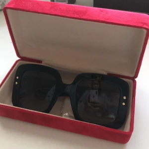 Carolina herrera solglasögon - Säljer dessa feta brillor från carolina herrera. Impulsköp deluxe därför knappt använda. Ägt dom ca 2 månader och använt kanske 3 gånger. I toppskick. Köpte på en glasögon/optiker butik utomlands och kostade €260