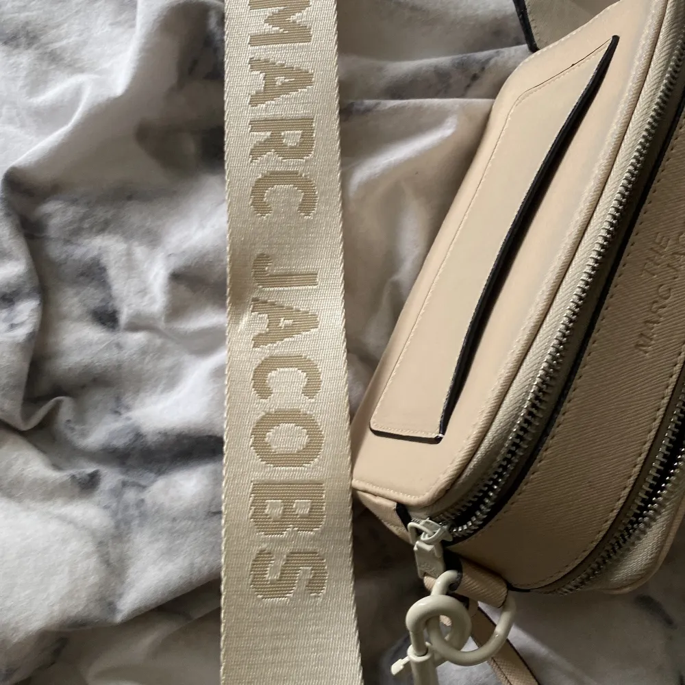 Jag säljer en marc jacobs väska i färgen beige.  Pris kan diskuteras. Väskor.