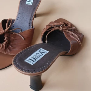 Bruna klacksandaler i strl 40 - Snygga vintage klacksandaler i brunt läder. Storlek 40 men passar 39 (jag är själv 39 o passar mig). Klacken är ca 6-7 cm.