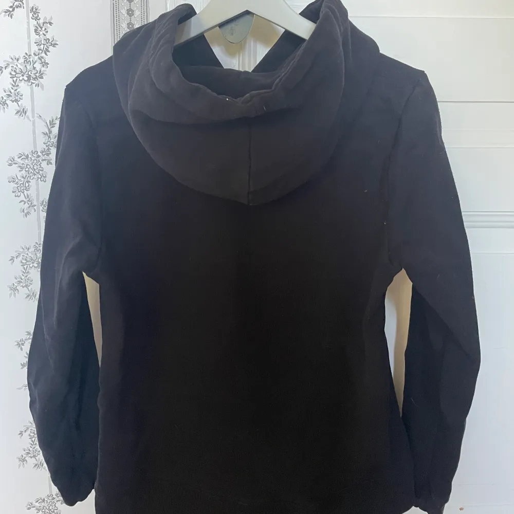 En svart hoodie från ”Denim Day” i storlek L! Den är i använt skick men inga synliga fläckar eller hål!. Hoodies.
