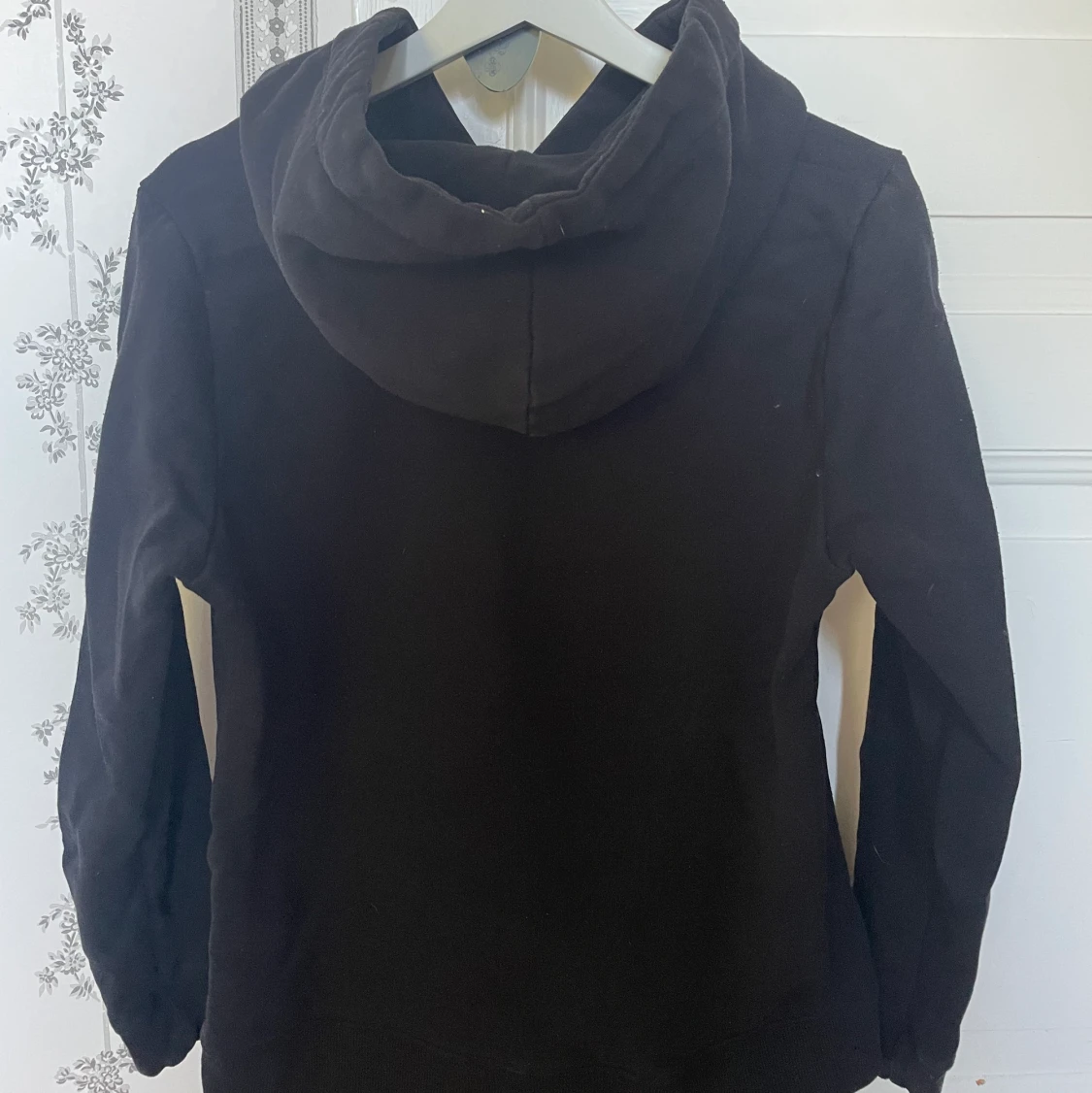 Svart hoodie - 90