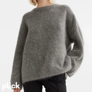 Stickad tröja från Hm😍Mohair/wool blend - Superfin och väldigt trendig tröja!! Säljer endast pågrund av att den e lite liten för mig:) Slutsåld på hemsidan dessutom! Köparen står för frakt😁66kr