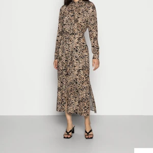 Lång Skjortklänning  - En lång snygg skjortklänning från  Vero Moda, säljer pga att jag använder den så sällan. Köpte den för 449kr.