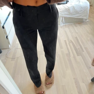 Svarta kostymbyxor  - Jättefina kostymbyxor som har fin passform, de är lågmidjade och sitter perfekt i längden på mig som är 161cm ungefär🥰