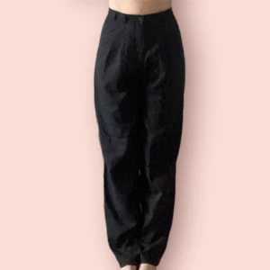 Kostymbyxor - Svarta kostymbyxor från Jennifer Collection. Står inte storlek men skulle tippa på M/38. Dom är långa i benen!  Använt skick.