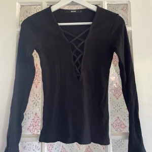 Urringad tröja från BikBok - Svart urringad tröja köpt på ”BikBok”. I fint men använt skick! Storlek S!