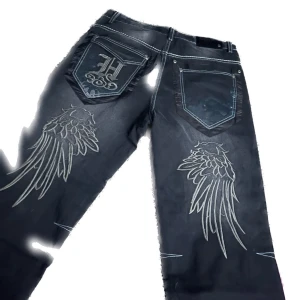 Y2K Baggy jeans - okänt märke, men riktigt feta baggy jeans i storlek M. Det är unisex så alla kan ha dem! 💫💫 dem är mörk grå/blå  Använda nån gång, men annars helt i nyskick. Jätte sköna och går över skorna! 👏 kan skicka fler bilder ifall nån e intresserad