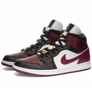 Jordan 1 - Gör ett nytt försök på mina älskade jordans 1 mid dark beetroot. Skick 9/10 använd få gången så inga defekter. Storlek 40,5 men passar mig som har 39 med. Att köpa nya ligger på 3000kr ungefär. Skriv för egna bilder pris kan diskuteras, 
