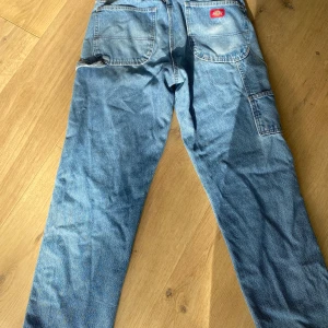 Dickies carpenter - Extremt snygga vintage dickies carpenter byxor. Köpta på 90 talet av min far i USA. Som sagt så är de lite vintage så små slitage finns men det bidrar bara till byxorna enligt mig. Bara höra vad dig vid funderingar/frågor 