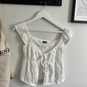 Superfin topp, ginatricot - Oanvänd i strl. XS, väldigt fin topp, köpte i somras för ca 260 kr.   Köparen står för frakt (ca. 60 kr)