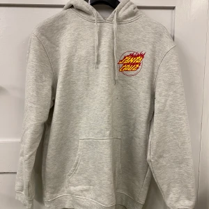 Grå hoodie  - Knappt använd grå hoodie från Santa Cruz