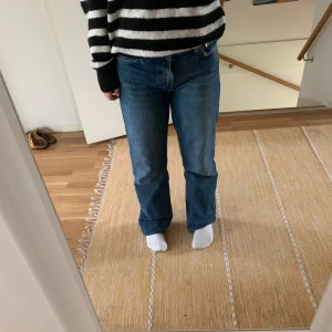 Mörkblå jeans  - Jag säljer mina mörkblåa midrise jeans från Nakd då jag har 2 par. Jeansen är i storlek 32 men skulle tänka mig att de passar en 34 också!  Säljer för 200kr+ frakt och nypris är 500! Endast använda en gång. Kom privat för fler frågor💓
