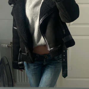 Höst jacka  - Säljer denna fina höst / vinterjacka från Zara . Köpte jackan för ca ett år sedan och den är som ny. Kan mötas upp i Göteborg eller posta💕