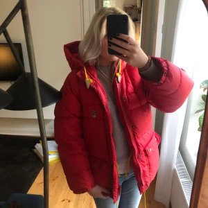 Fjällräven jacka  - Säljer min röda fjällräven jacka!! Bra skick! Kontakta mig för mer info, bilder och för diskussion av pris💕Nypris 7000