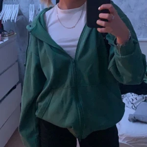 Weekday zip hoodie - Säljer denna oversized gröna zip hoodie från weekday. Köparen står för frakten.