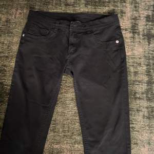 En svart jeans byxor från KappAhI. Jag har inte använt den så mycket. Den passar perfekt på kroppen och är i storlek 164 