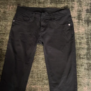 KappAhI svart jeans  - En svart jeans byxor från KappAhI. Jag har inte använt den så mycket. Den passar perfekt på kroppen och är i storlek 164 
